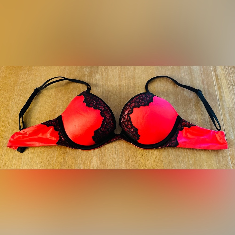 Gorgeous Victoria’s Secret Very Sexy Push-up Bra - Size 32C